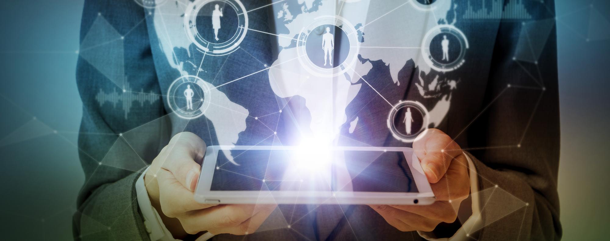 Pessoa a utilizar tablet com ícones digitais sobrepostos, representando conectividade, dados e gestão tecnológica