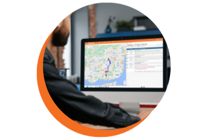 Fleet ONE User viewing a map and Quatenus platform panel on a computer for operational monitoring