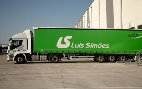 Camião de mercadorias da Luís Simões em operação logística, representando transporte e gestão de frotas
