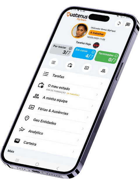 Smartphone com interface móvel da Quatenus para gestão operacional e navegação entre funcionalidades