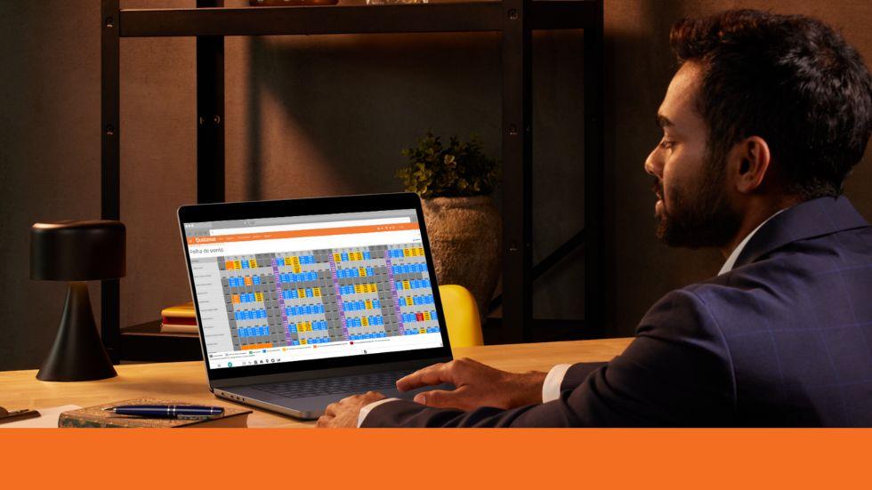 Utilizador a analisar dashboard da plataforma Quatenus no portátil em contexto de monitorização e gestão operacional